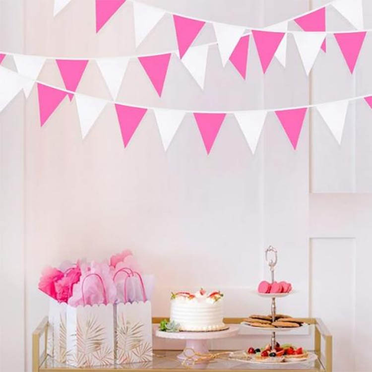 Hoa hồng nhựa màu đỏ bunting